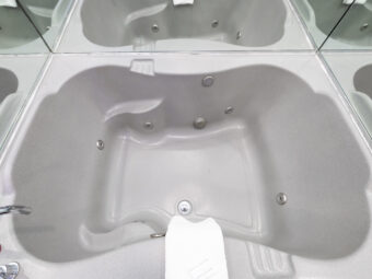 Spa tun with bath mat