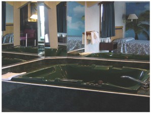 Jacuzzi, with mirrored walls and bath mat