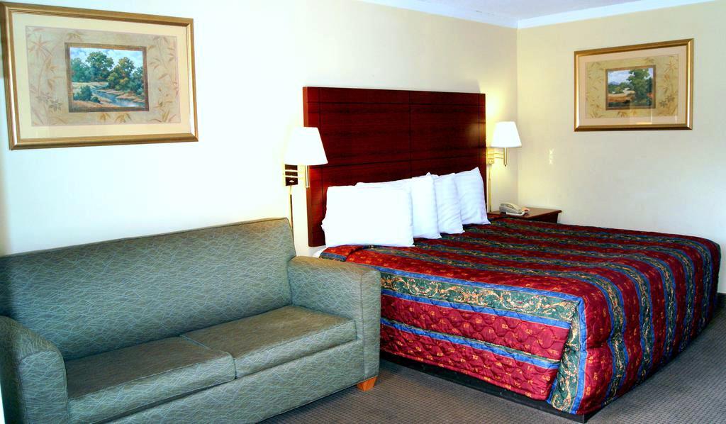Natchez Ms Hotel Red Carpet Inn Stayhihotels Com