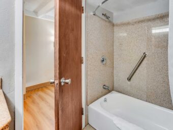 Shower tub with shower curtain