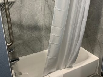 Shower tub with shower curtain
