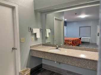 Vanity unit, mirror, towel rail with towels