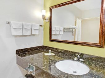 Vanity unit, towel rail with towels, mirror